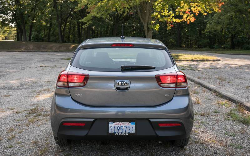 Comparison - Toyota Rush 1.5AT 2019 - vs - Kia Rio EX 2018 